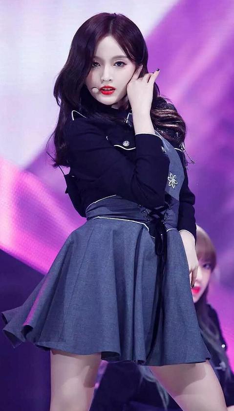 吴宣仪■又美又酷！吴宣仪穿吊带裙走机场，新染的粉色头发真抢眼