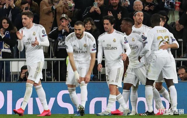 巴塞罗那|短短13分钟,巴萨连遭2次打击!梅西陷入绝境,皇马接近西甲冠军