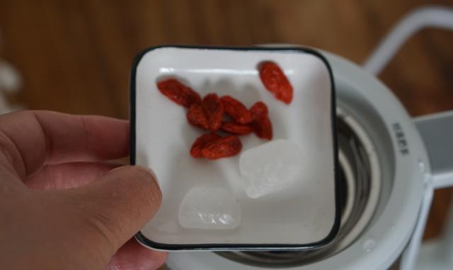 食材|秋冬进补，多喝这杯养生汤，四种食材煮一壶，手脚暖和睡得香