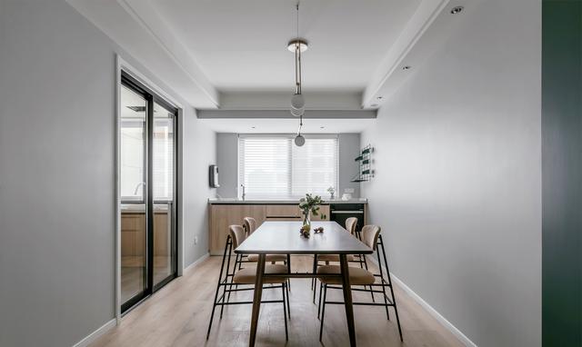 老年小妙招|她家140㎡，客厅坚持用绿色上墙，客厅不挂电视机，有颜值有收纳