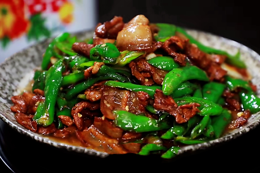「辣椒炒肉」辣椒炒肉改版了，这样做太香了，还没来得及拍照就吃完了