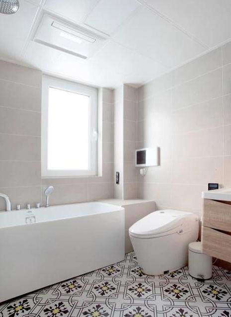 ##他家不买书桌,直接在客厅砌半堵墙,完工后邻居都说明智,晒晒