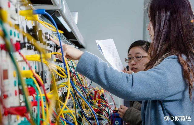 大学|2020热门专业排行新鲜出炉，护理学排名第2，榜首实至名归