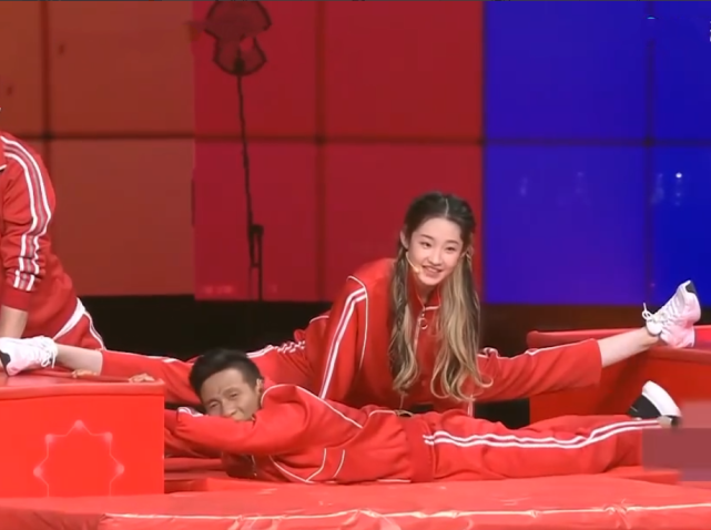 张艺凡|张艺凡超正常劈叉，看呆关晓彤，劈叉最大限度比宋小宝还长