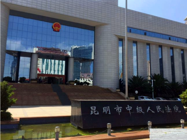 热点趣事 昆明男子怀疑妻子出轨长期家暴，持宰牛刀连捅妻子43刀致死，闺蜜劝阻被捅30余刀