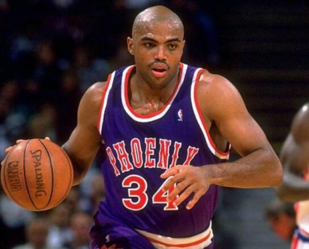 「迈克尔·乔丹」乔丹1年级场均砍下28分7板6助，同期状元奥拉朱旺和榜眼的数据呢