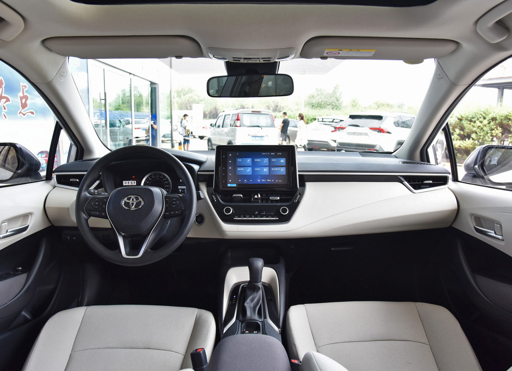 丰田卡罗拉|丰田最热销的家轿，全系标配8气囊，油耗3毛多，关键是难开坏