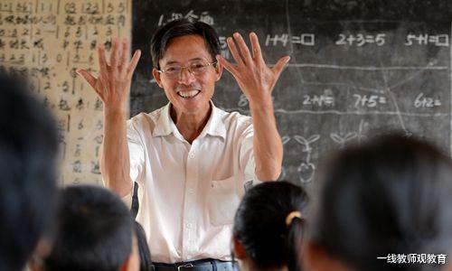 「乡村教师」乡村教师30年荣誉证书被老教师当堂撕毁,同时却说干的漂亮