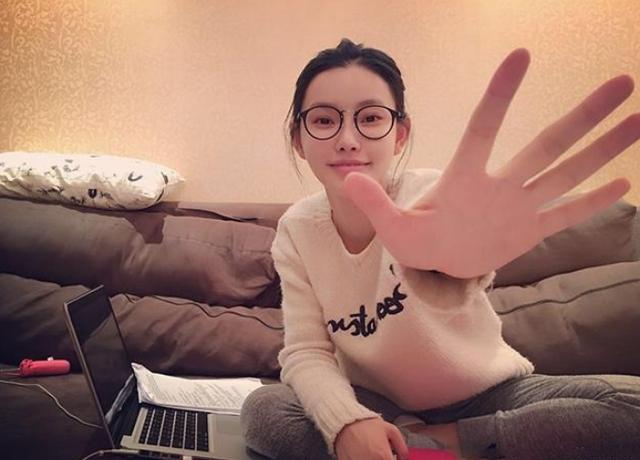 『童菲』带你参观童菲住的房子，凭借澳门风云出道，如今生活却有点落魄了