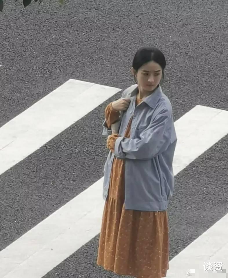 郑秀晶|baby穿花袄子挺大肚扮孕妇，穿着土气接地气，却难掩超高颜值