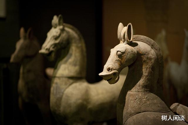 古墓|古墓中出现一盒磁带，考古队人员彻底懵了，专家拿起一看差点暴怒