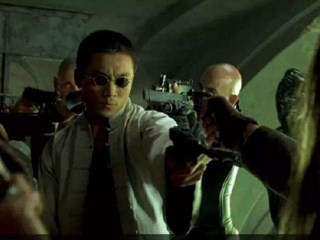 「邹兆龙」?邹兆龙，一拳你就肿了，你做什么武打演员？