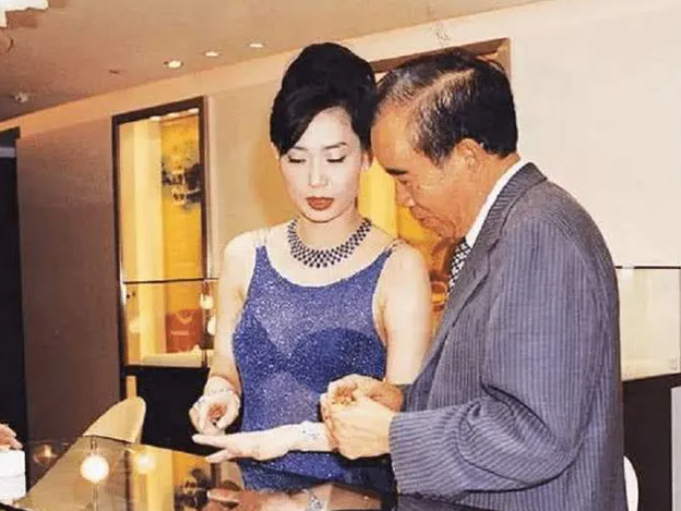 邝美云@33岁女星用尽所有积蓄，不顾一切买下香港10套房子，现状如何