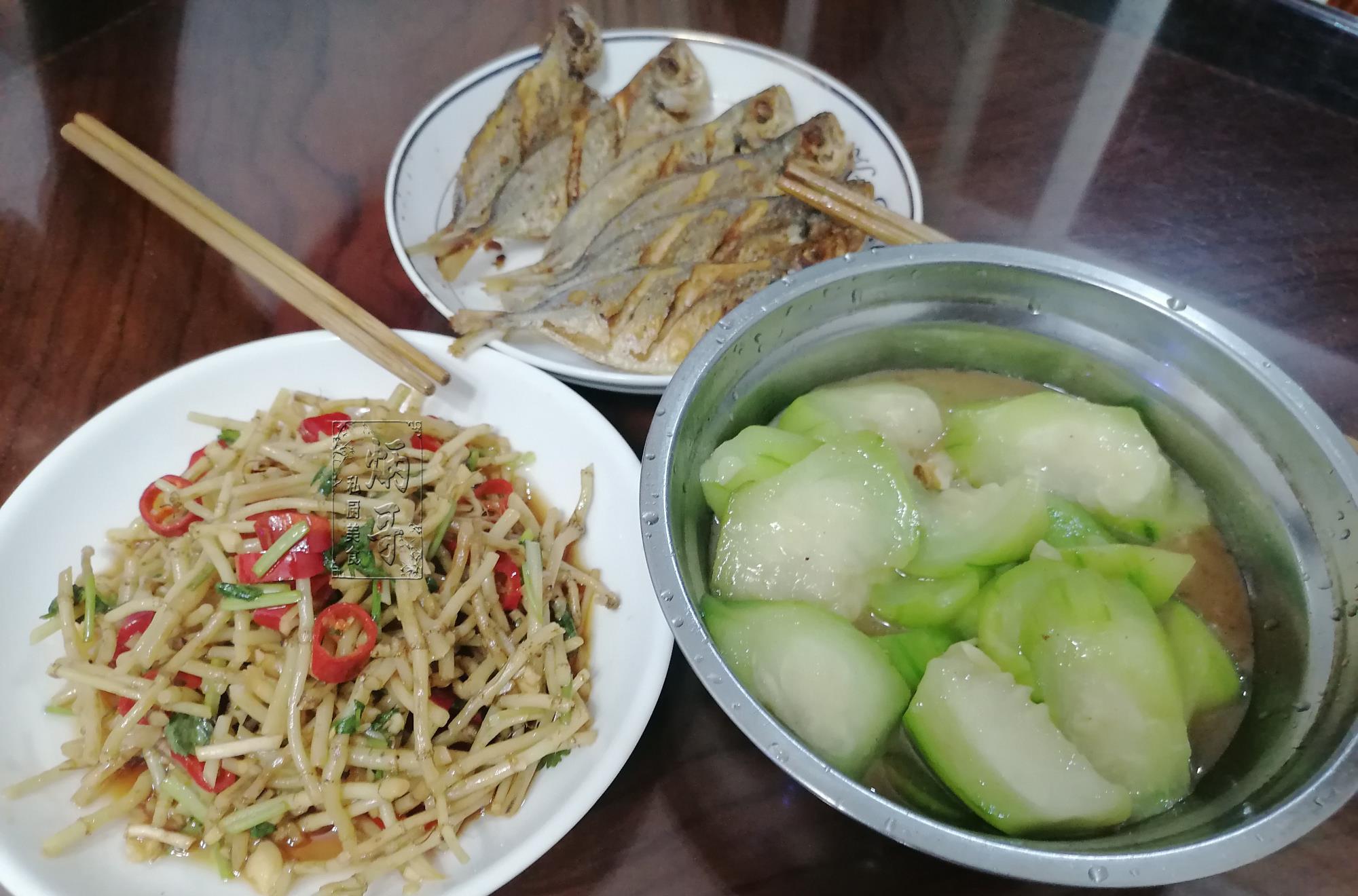 丝瓜|老两口的极简晚餐,荤素搭配营养好,网友:南方人太精致,还吃草