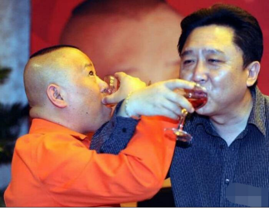 吴京▲娱乐圈的五大酒鬼,吴京27瓶啤酒垫底,最后一位酒量吓的妻子离婚