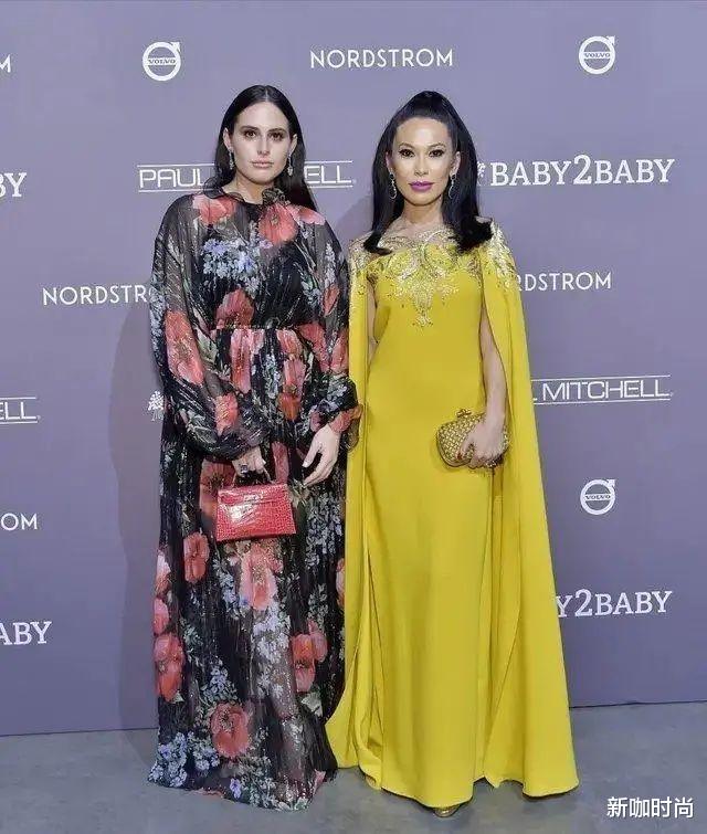 邓文迪|邓文迪的时尚真难懂，穿柠檬黄长裙涂芭比粉口红，一般人驾驭不住