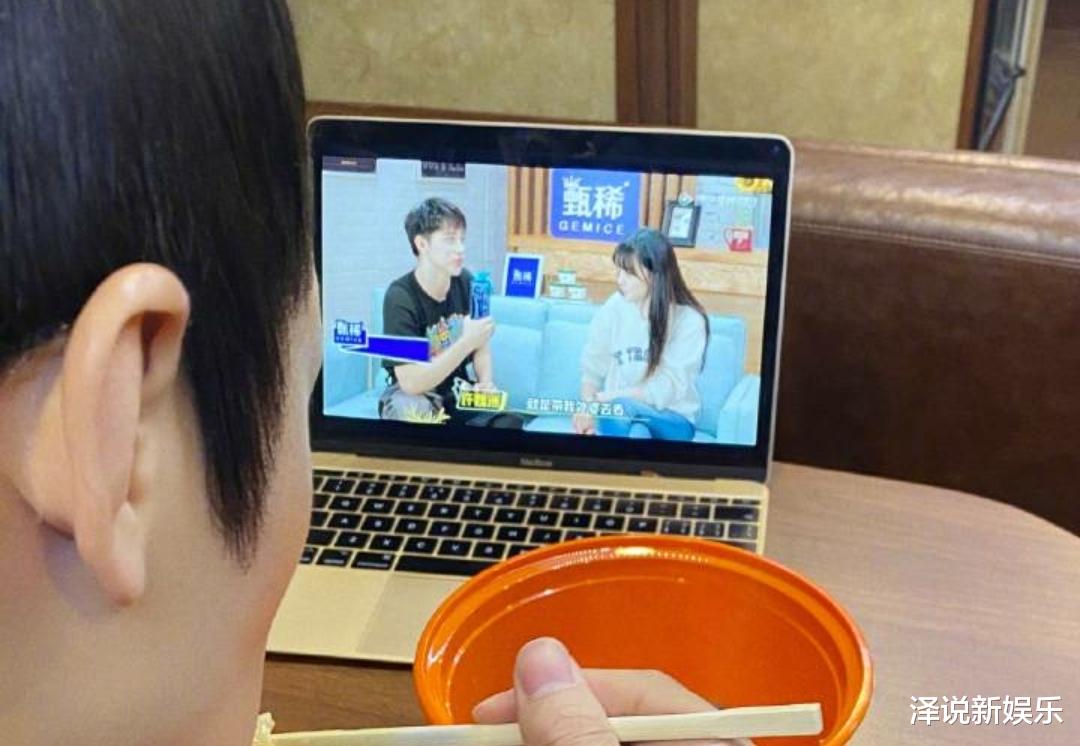 『郑爽』郑爽举动暗示要有新恋情？许魏洲晒照引热议，网友: 在一起