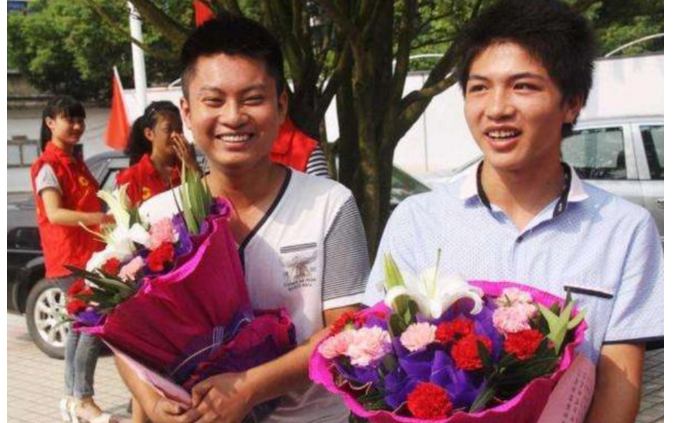 清华大学|2014年高考前夕，俩学生为救一车人错过时间，拒绝清华好意后怎样