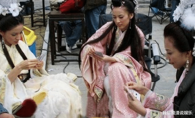 鹿晗|明星片场休息：黄晓明抱Baby睡觉，鹿晗玩水枪，而她却在抠脚