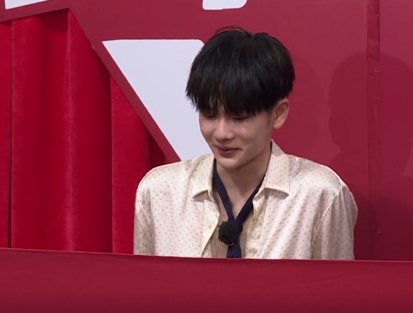 「周震南」《极限挑战》周震南穿衬衣不系扣子被网友骂，这个近镜头好讽刺