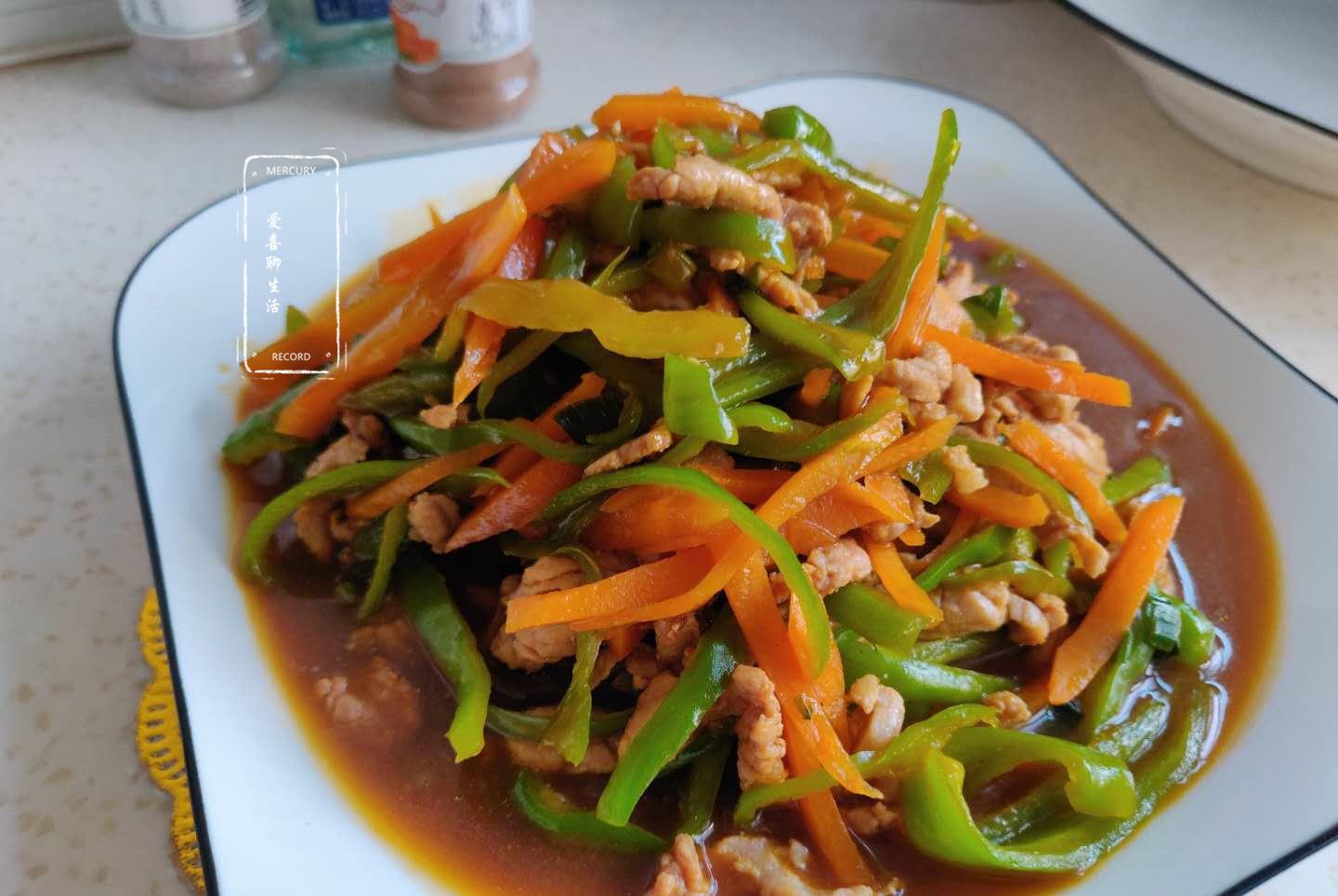 『胡萝卜』辣椒炒肉丝不要总是清炒，加入它一起炒鲜嫩脆爽，上桌总是先吃光