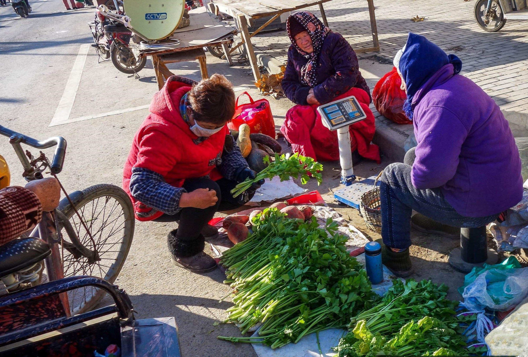 「阿里巴巴」阿里腾讯搞起“地摊经济”，下一个风口？背后其实是无奈