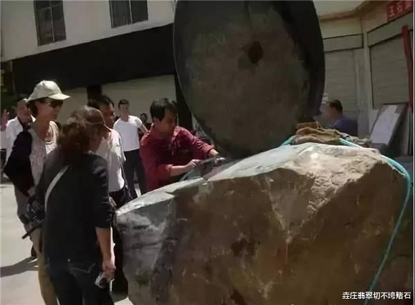『翡翠』3500万巨型翡翠原石轰动业内，货主买回却说要吃土了！