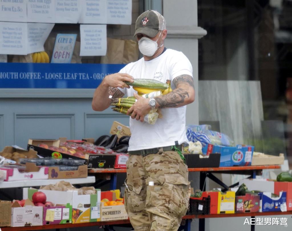 『汤姆·哈迪』43岁汤姆·哈迪采购香蕉！身高175的型男，准备为《毒液2》再增肌