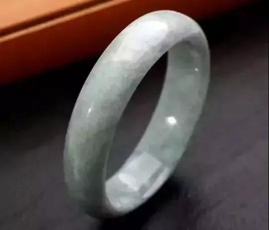 「文玩」一位大姐将自己收藏100条翡翠手镯拿给行家欣赏，行家吓的一咿噔