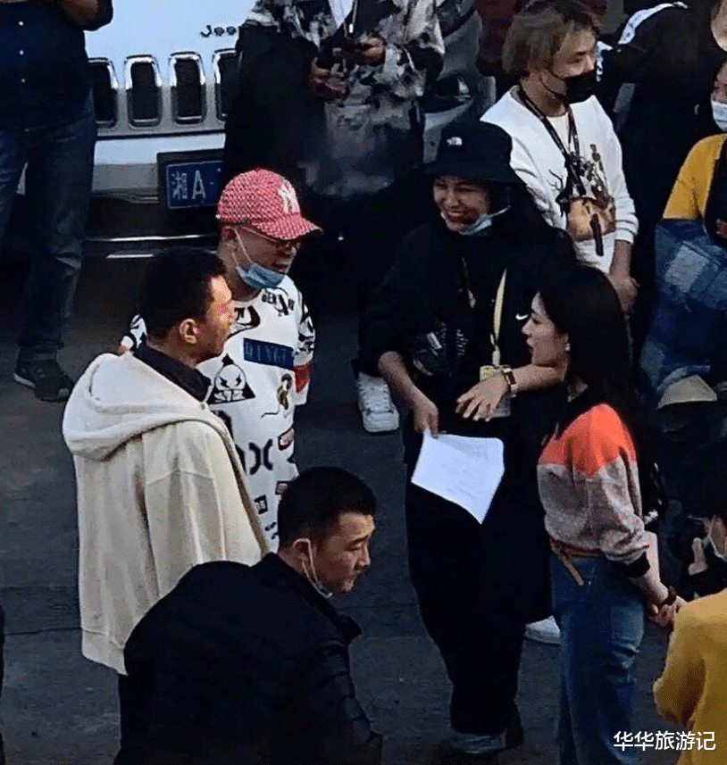 孙红雷|孙红雷为戏减肥成功，片场与张艺兴同框路透曝光，面相年轻十几岁