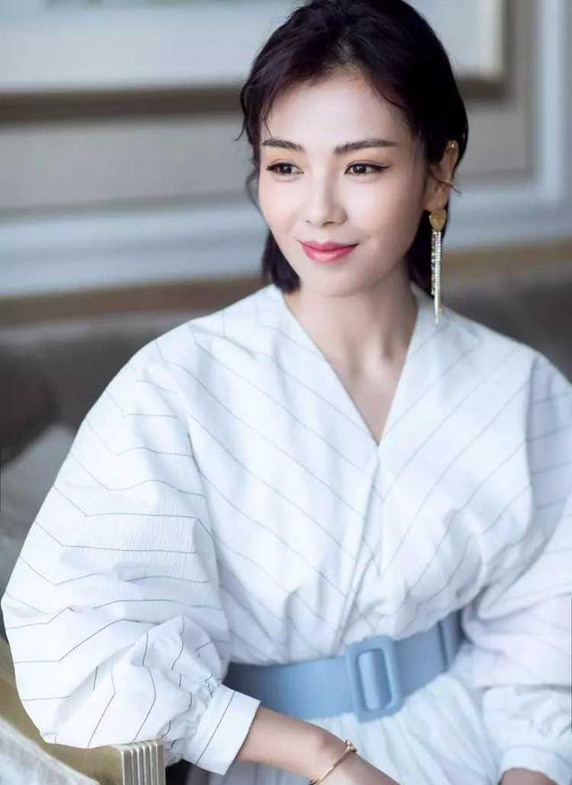 穿衣搭配：刘涛换了短发更美了！脚踩“两根针”配泡泡裙好减龄，看不出43岁