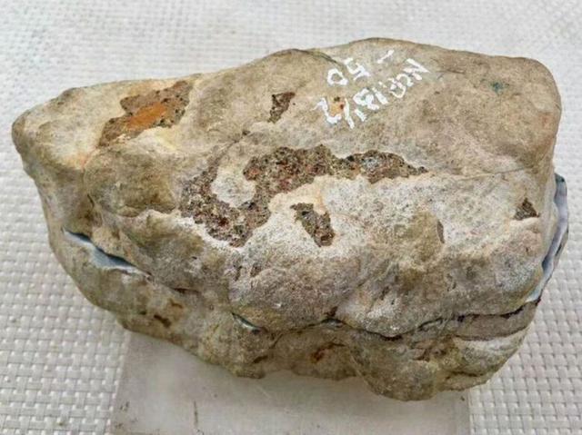 银元@在夜市拿下的翡翠原石,开出车珠子买家开心坏了。