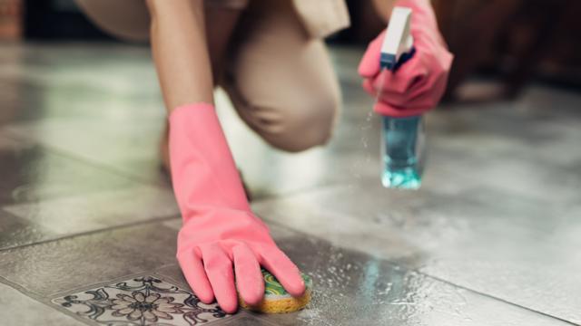 ＂清水拖地效果差，教你几个拖地小妙招，地面光亮不留灰＂