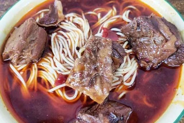 啊娇吃货美食汇 重庆一家开了18年的面馆，藏在坡坡底下，每天食客络绎不绝