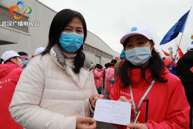 「武汉」雷神山医院1090名外省医护踏上归途