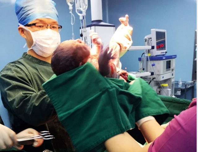 孕妈为了生个"鼠宝宝",硬憋分娩时间,宝宝出生后进重症监护室