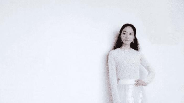 韩雪@韩雪节目现场扣子裂开,被杨迪眼神示意后,救场动作展现高情商