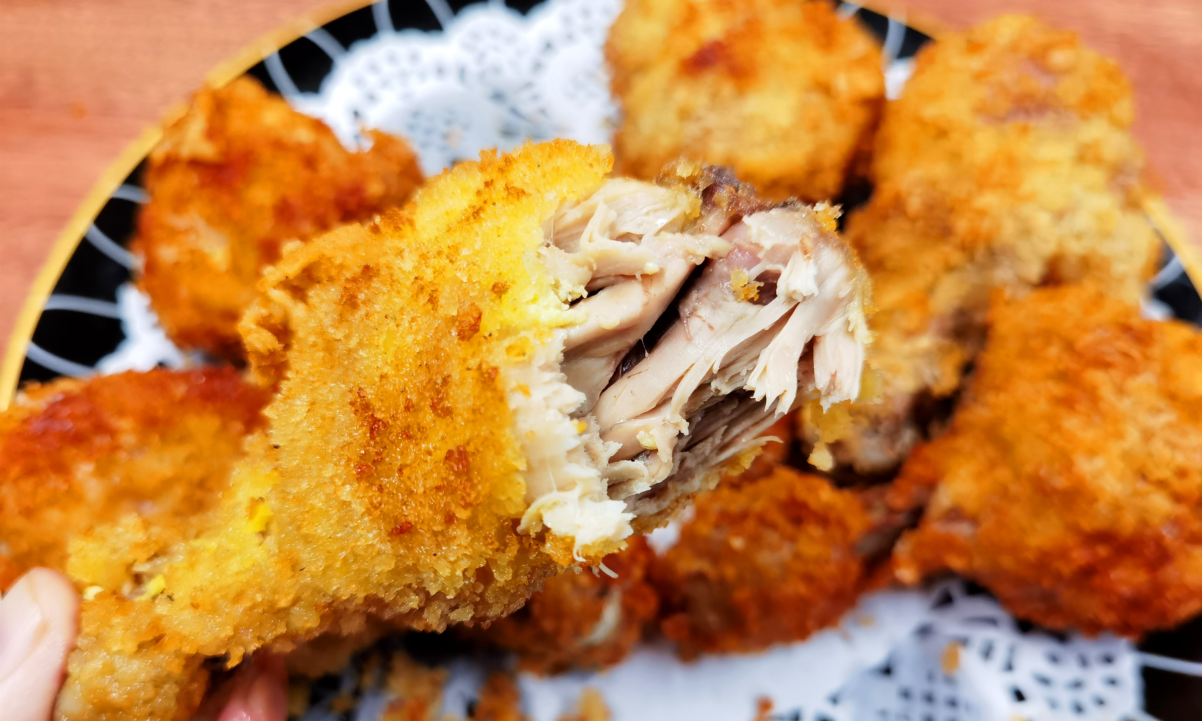 炸鸡▲炸鸡腿时,直接炸就错了,多加1步,鸡腿外酥里嫩又入味,太香了