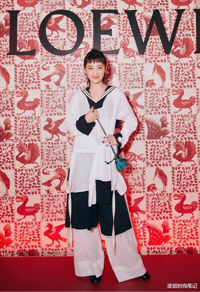 『狗啃刘海』梅婷为扮嫩真拼!穿水手服剪狗啃刘海,硬把自己捯饬成日系少女