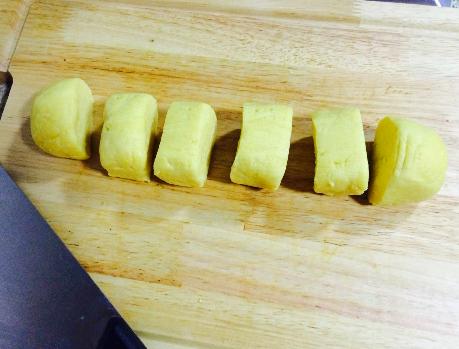 【玉米】1碗玉米面加上2个鸡蛋,开水一烫,10分钟就能出锅,好吃还健康