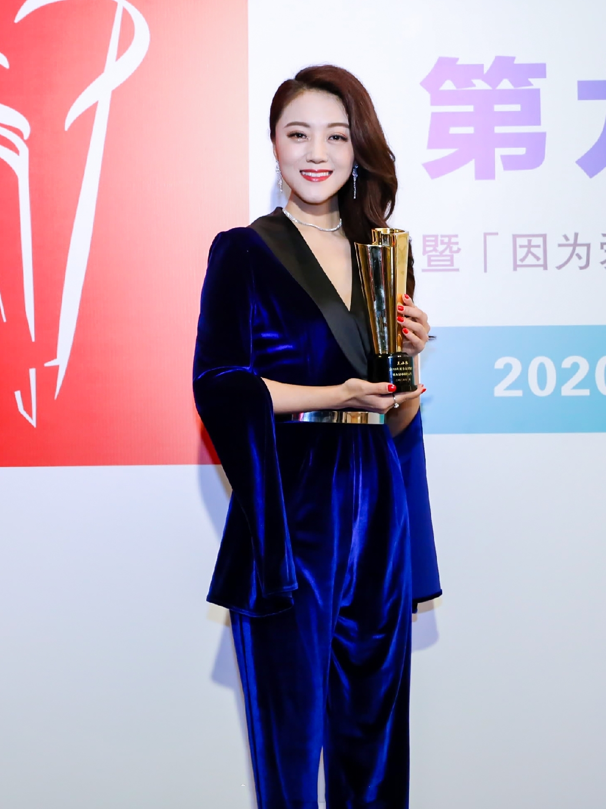 穿衣搭配■王小玮看着不像36岁，穿印花卫衣搭配运动裤出游，年轻20岁不止