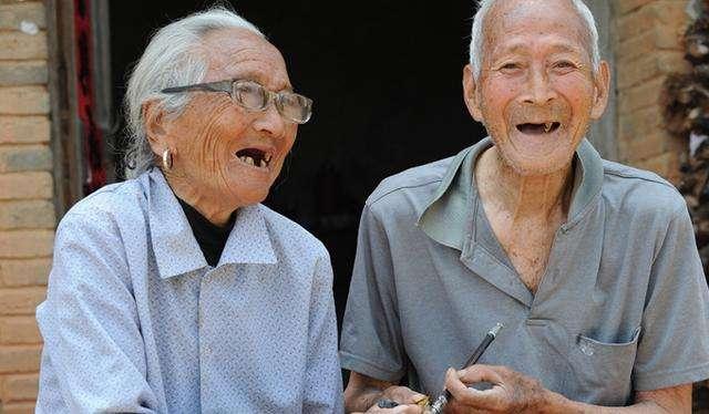 「」老夫妇云游瑞丽，一时想不开买下一块翡翠赌料，切开后写了遗书