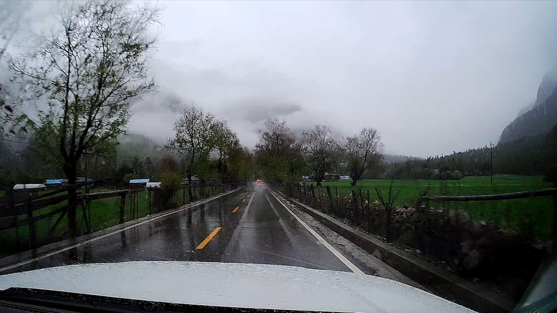 塌方|川藏318最容易断路的地段，一路塌方落石不断，带你体验惊魂自驾