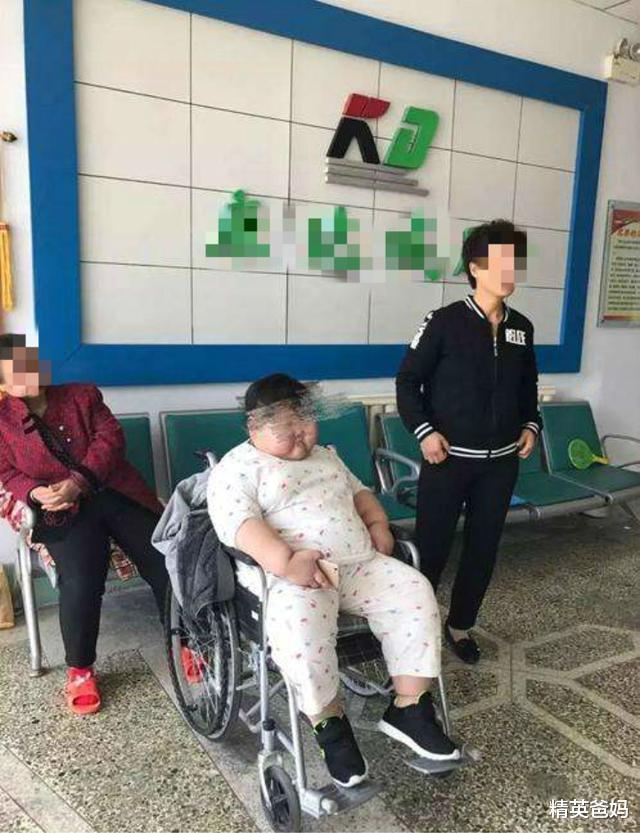 「饮食」宝宝照镜子，发现小蛮腰没了眉头一皱，网友：像极了减肥失败的我