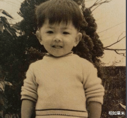 郑伊健:为什么郑伊健一把年纪,还留着“大妈头”?看到他短发照就明白了