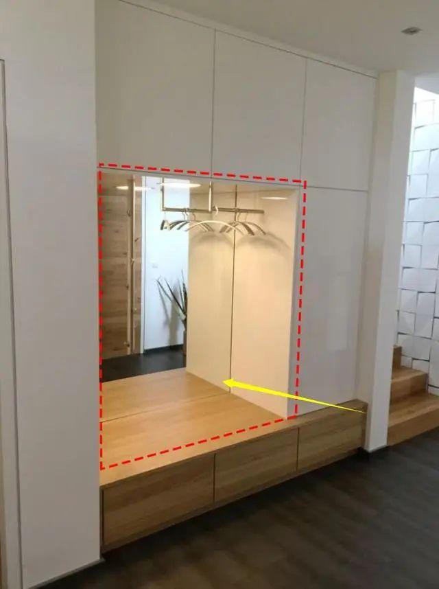 【】同样是装玄关，邻居却比我技高一筹，玄关柜内嵌镜子，进门人人夸