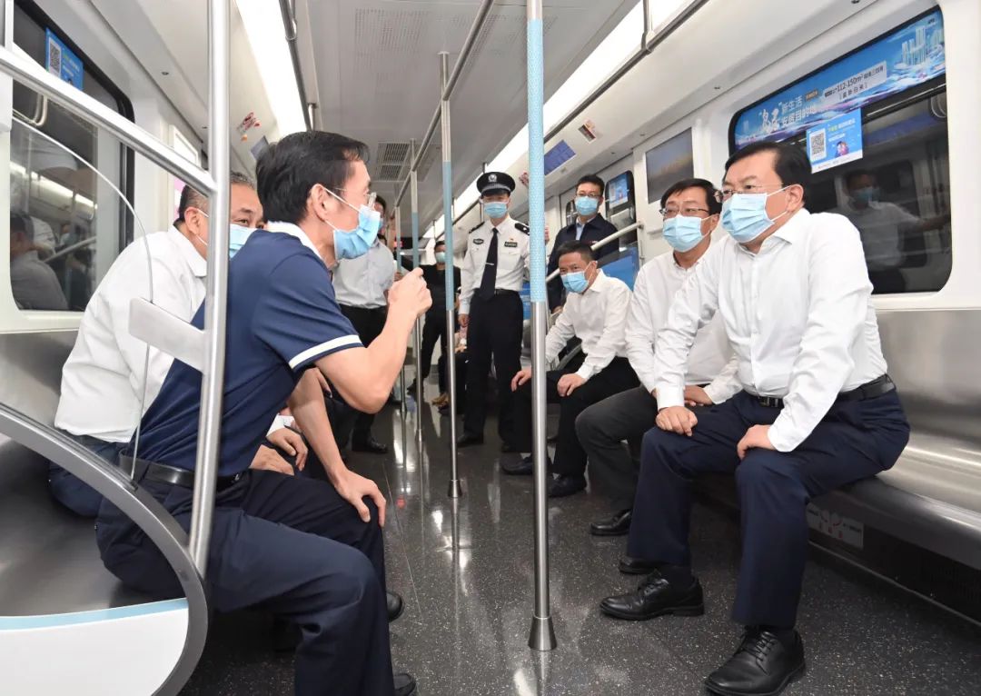 武汉发布|王忠林调研梨园广场综合体，试乘地铁8号线二期列车
