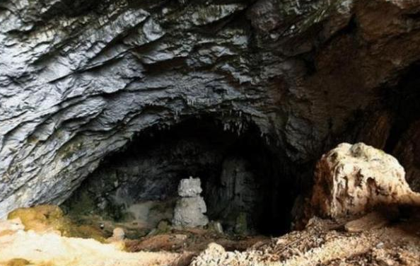 『科学家』科学家在古代洞穴中发现壁画，洞里壁画记录火山的图案