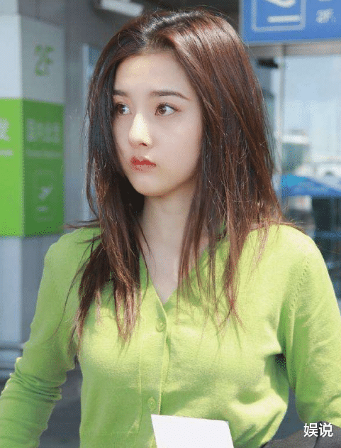 「口红」宋祖儿为了显嘴大,涂口红故意涂出嘴唇,看清效果让人不敢相信!