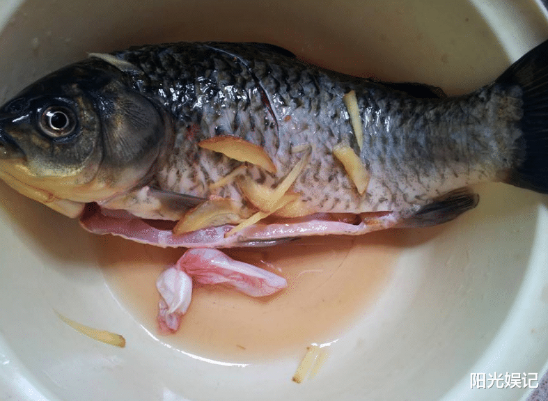 [不粘锅]煎鱼，千万别直接下锅煎！大厨教你4招，不粘锅不破皮，不碎不腥